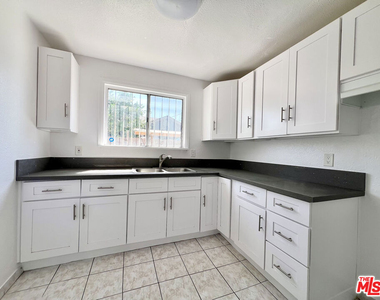 254 E Lanzit Avenue - Photo Thumbnail 7