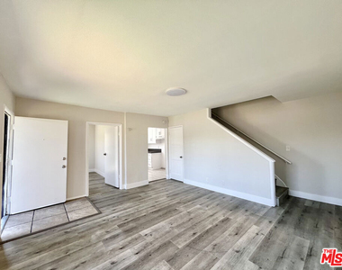 254 E Lanzit Avenue - Photo Thumbnail 3