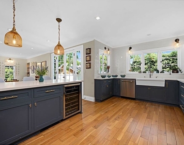 379 N Ridgewood Place - Photo Thumbnail 8