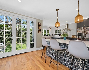 379 N Ridgewood Place - Photo Thumbnail 13