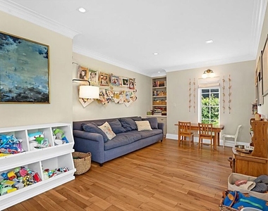 379 N Ridgewood Place - Photo Thumbnail 14