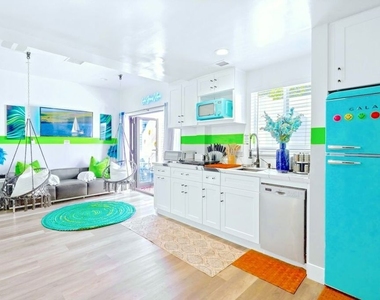 5853 Vineland Avenue - Photo Thumbnail 14