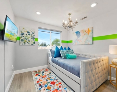 5853 Vineland Avenue - Photo Thumbnail 17