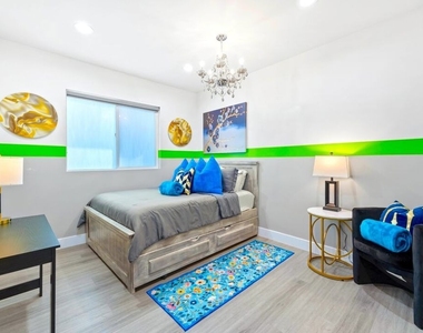 5855 Vineland Avenue - Photo Thumbnail 10