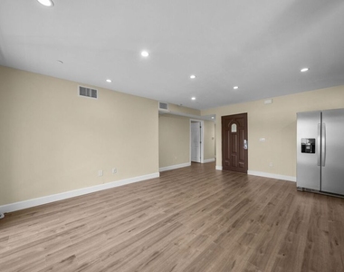 5315 Bellingham Avenue - Photo Thumbnail 6