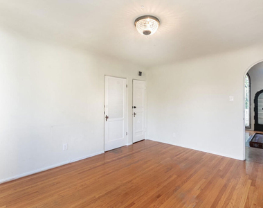 2030 Vine Street - Photo Thumbnail 15