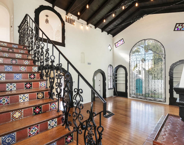2030 Vine Street - Photo Thumbnail 4