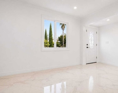 138 N Hamel Drive - Photo Thumbnail 3