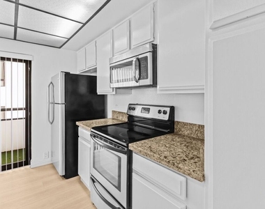 10535 Wilshire Boulevard - Photo Thumbnail 1