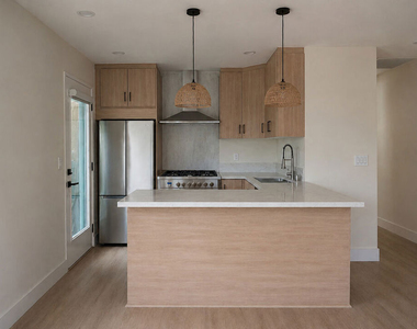 912 N Harper Avenue - Photo Thumbnail 13