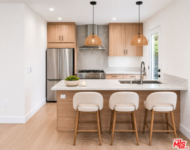 912 N Harper Avenue - Photo Thumbnail 2