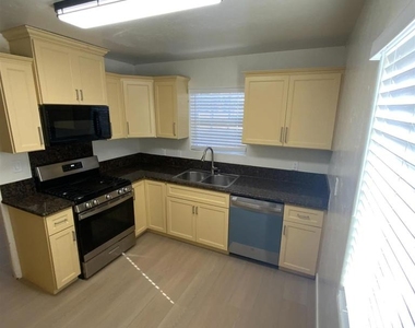 520 Glover Ave - Photo Thumbnail 7