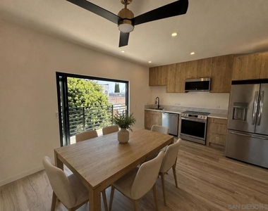 2527 Beryl St - Photo Thumbnail 3