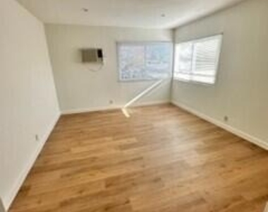 5728 Hazeltine Avenue - Photo Thumbnail 10