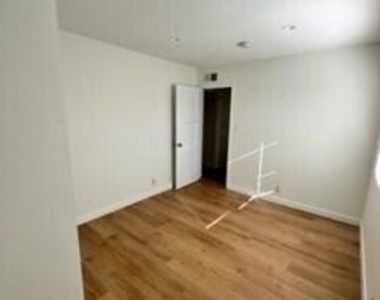 5728 Hazeltine Avenue - Photo Thumbnail 8