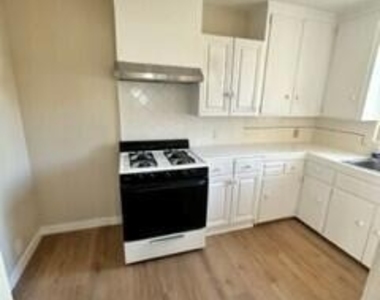 5728 Hazeltine Avenue - Photo Thumbnail 3