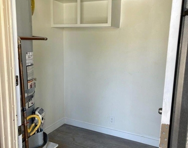 5728 Hazeltine Avenue - Photo Thumbnail 7