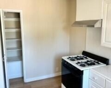 5728 Hazeltine Avenue - Photo Thumbnail 4