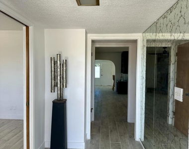 9831 Mesquite Avenue - Photo Thumbnail 6
