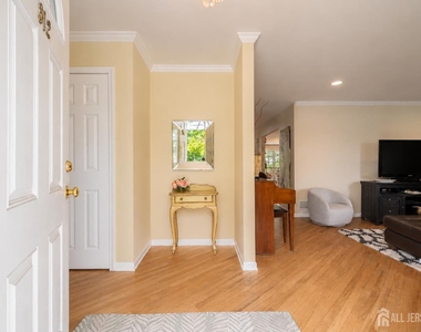 812 Columbus Avenue - Photo Thumbnail 6