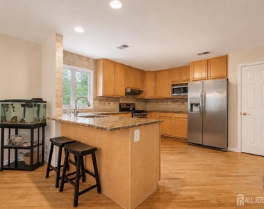 812 Columbus Avenue - Photo Thumbnail 9