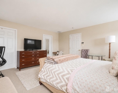 812 Columbus Avenue - Photo Thumbnail 16