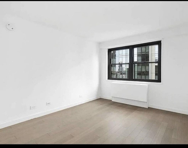 222 East 39th Street - Photo Thumbnail 2
