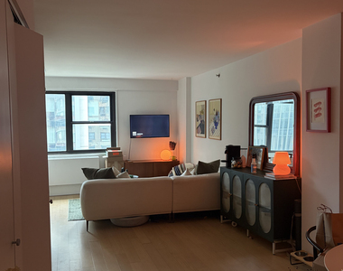 222 East 39th Street - Photo Thumbnail 8
