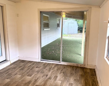 2856 Beachwood Boulevard - Photo Thumbnail 3
