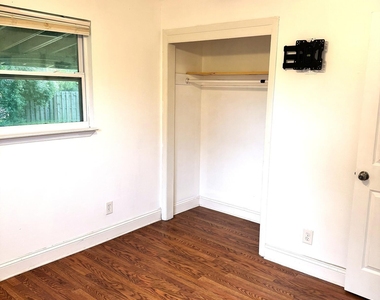 2856 Beachwood Boulevard - Photo Thumbnail 12