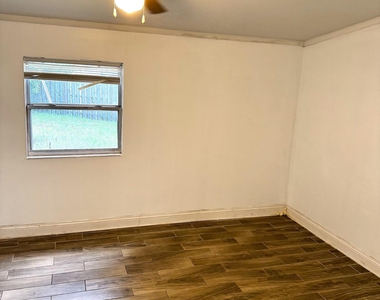2856 Beachwood Boulevard - Photo Thumbnail 2