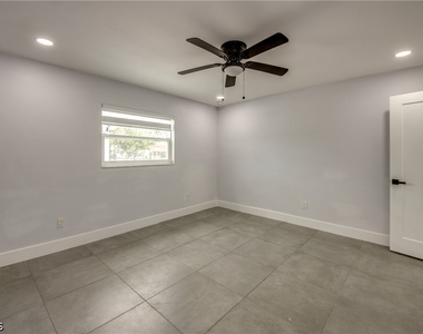 4312 S Pacific Circle - Photo Thumbnail 17