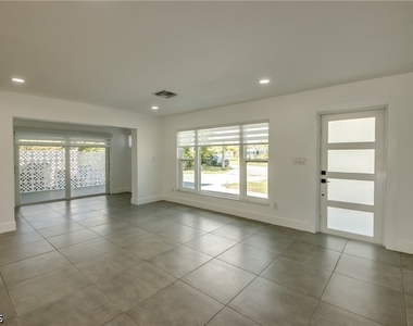 4312 S Pacific Circle - Photo Thumbnail 8