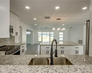 4312 S Pacific Circle - Photo Thumbnail 4