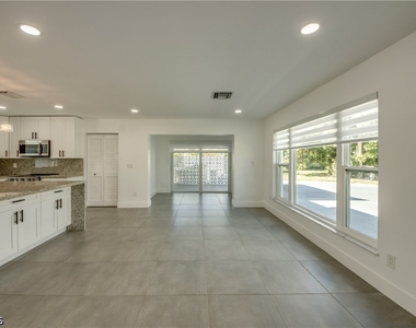 4312 S Pacific Circle - Photo Thumbnail 7