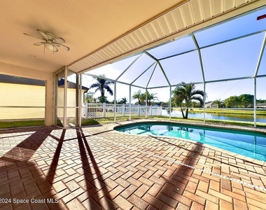 565 Limerick Drive - Photo Thumbnail 3