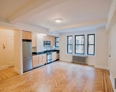 East 68 Street - Photo Thumbnail 3