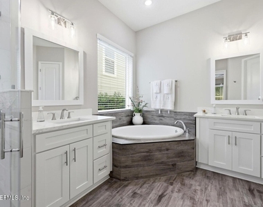 429 Pelican Pointe Road - Photo Thumbnail 15