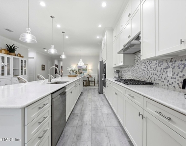 429 Pelican Pointe Road - Photo Thumbnail 7