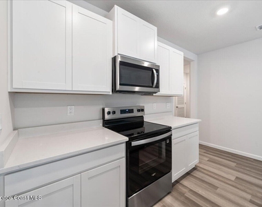 566 Rembrandt Street Se - Photo Thumbnail 11