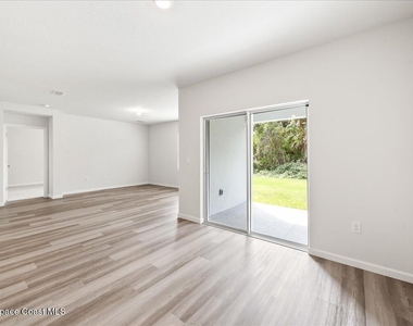 566 Rembrandt Street Se - Photo Thumbnail 15