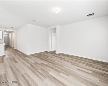 566 Rembrandt Street Se - Photo Thumbnail 14