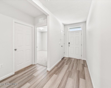 566 Rembrandt Street Se - Photo Thumbnail 2