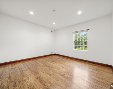 385 Livingston - Photo Thumbnail 22