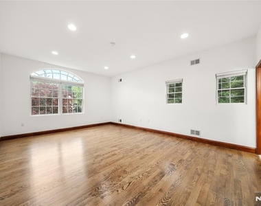 385 Livingston - Photo Thumbnail 15