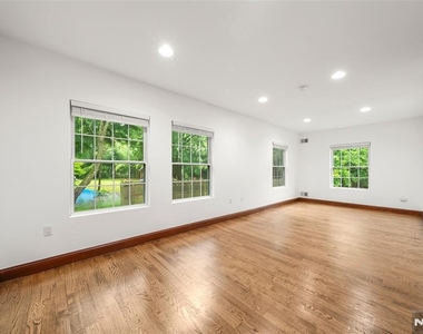 385 Livingston - Photo Thumbnail 10