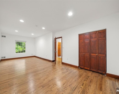 385 Livingston - Photo Thumbnail 11