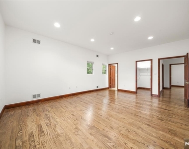 385 Livingston - Photo Thumbnail 16