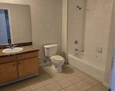 115 W Peachtree Place Nw - Photo Thumbnail 8