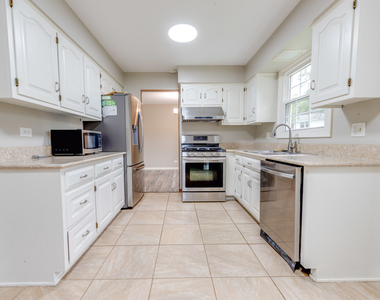 5s735 Park Meadow Drive - Photo Thumbnail 3